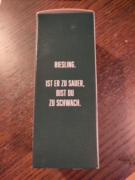 File:20221210RheingauRieslingBoxGerman.jpg