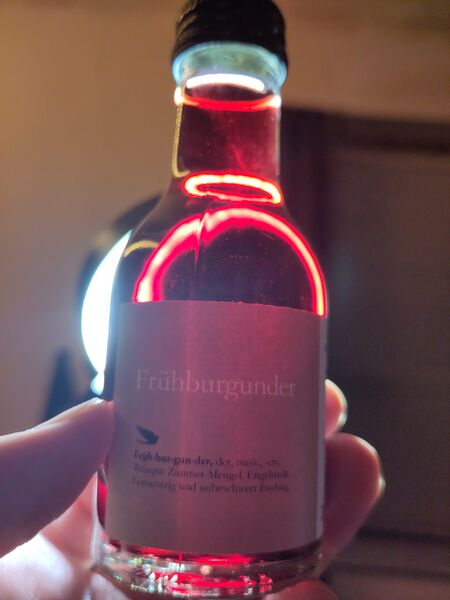 File:20231222FrühburgunderNoVintageZimmer-MengelBacklit.jpg