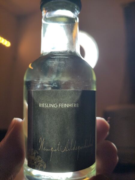 File:20231221RieslingFeinherb2022HildegardishofBacklit.jpg