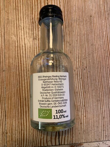 File:20230105RheingauRieslingBottleBack1.jpeg