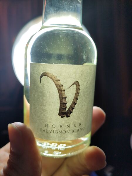 File:20241201SteinbockSauvignonBlanc2023HörnerBacklit.jpg