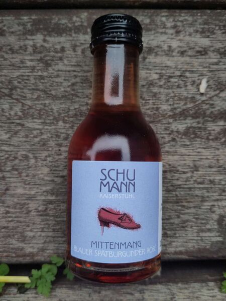 File:20251204SpätburgunderRoséMittenmang2023BettinaSchumannFront-2048.jpg