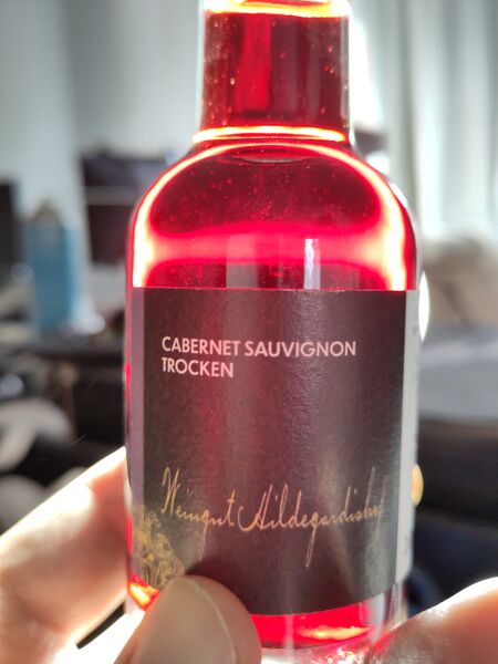 File:20241206CabernetSauvignon2021HildegardishofBacklit.jpg