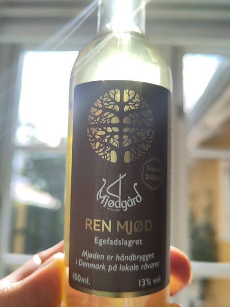 File:20260604Ren mjød2024MjødgårdBacklit.jpg