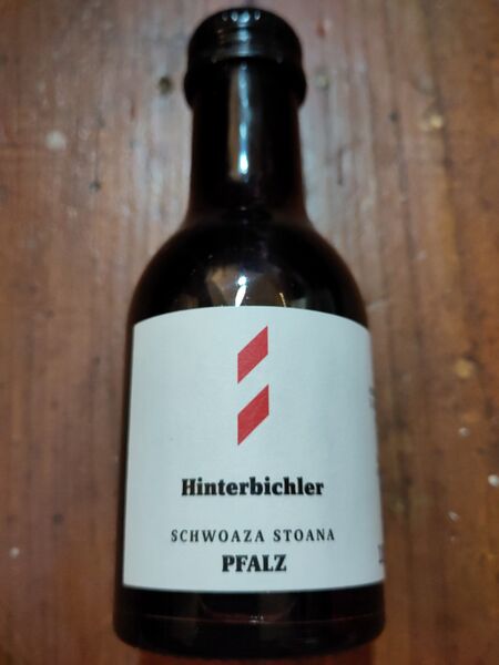 File:20231211SchwoazaStoanaNoVintageHinterbichlerFront.jpg