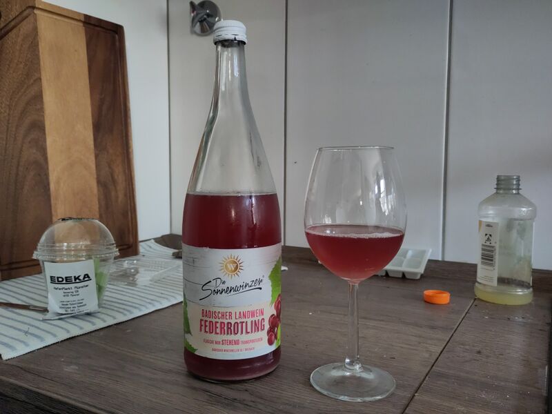 File:20240928DieSonnenwinzerBadischerLandweinFederrotlingNoVintageBadischerWinzerkellerTasting1.jpg