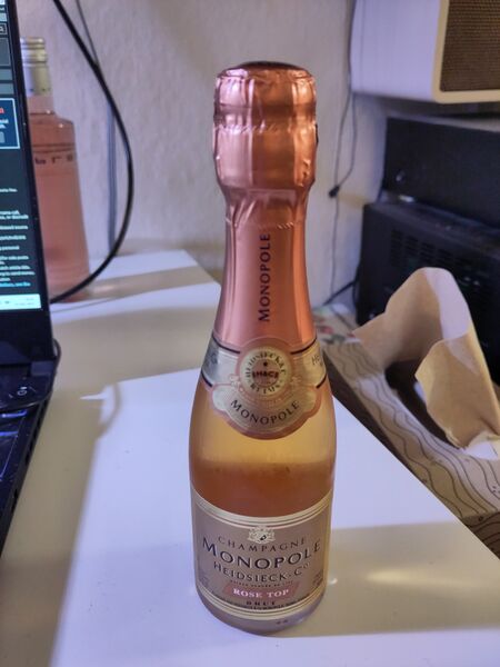 File:20241231RoseTopChampagneNoVintageHeidsieck&CoMonopoleFront.jpg