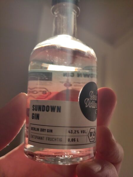 File:20231225SundownGinBerlinDistilleryBacklitFront.jpg