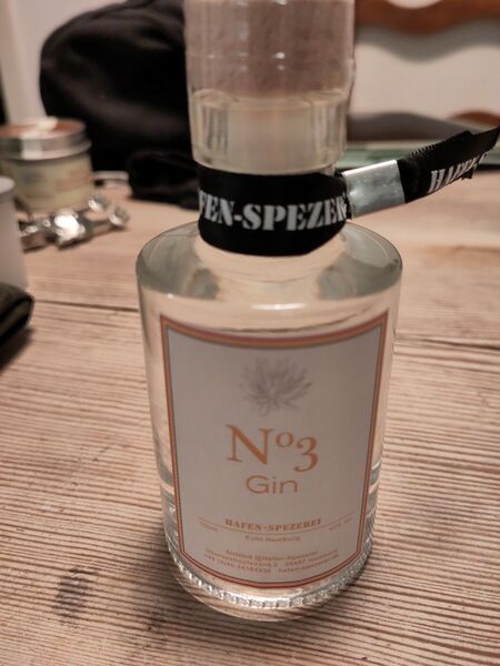 File:20230623HafenSpezereiNo3GinFront.jpg