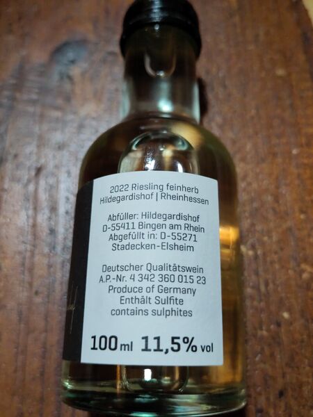 File:20231221RieslingFeinherb2022HildegardishofBack.jpg
