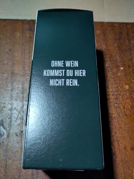 File:20221220GuerrilaWineGarcianoBoxGerman.jpg