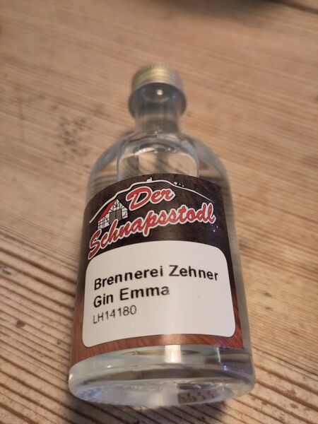 File:20221225BrennereiZehnerGinEmmaFront.jpg