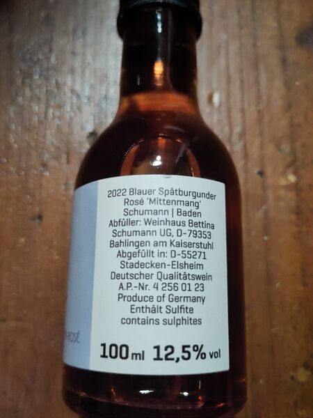 File:20231215BlauerSpätburgunderRosé2022SchumannKaiserstuhlBack.jpg
