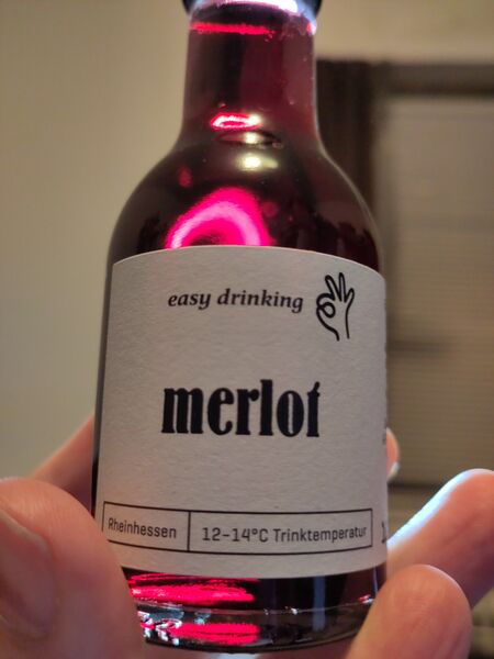 File:20231215MerlotNoVintageeasydrinkingBacklit.jpg