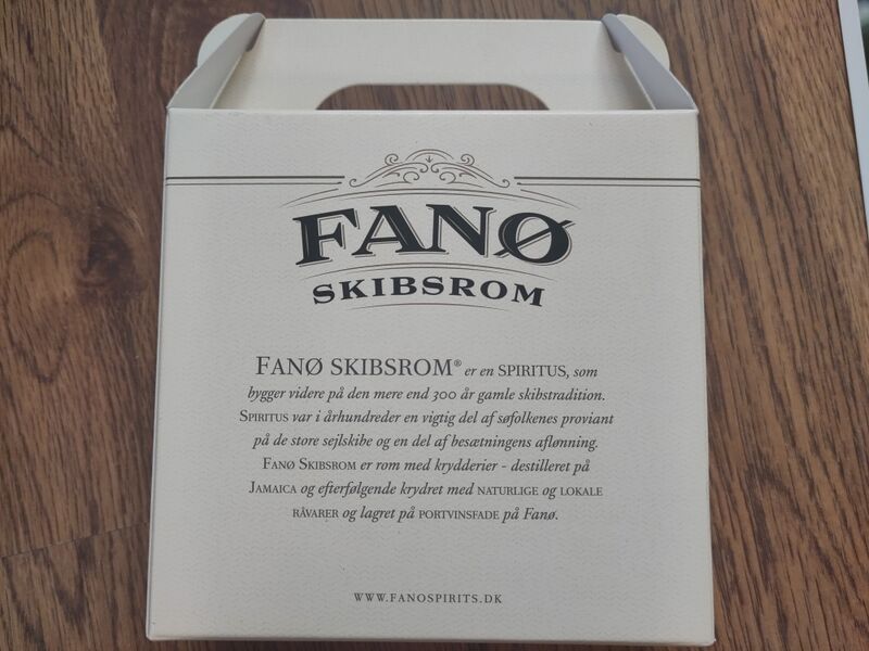 File:20260525FanoSkibsromBoxBack.jpg