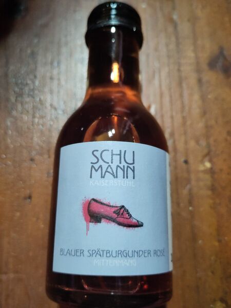 File:20231215BlauerSpätburgunderRosé2022SchumannKaiserstuhlFront.jpg