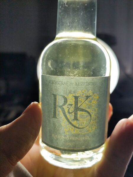 File:20241203RieslingFeinherb2023ReichsgrafVonKesselstattBacklit.jpg