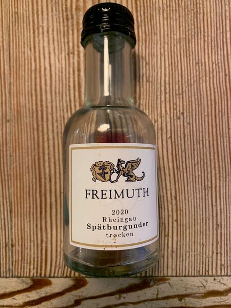 File:20230105SpaetburgunderBottleFront.jpeg