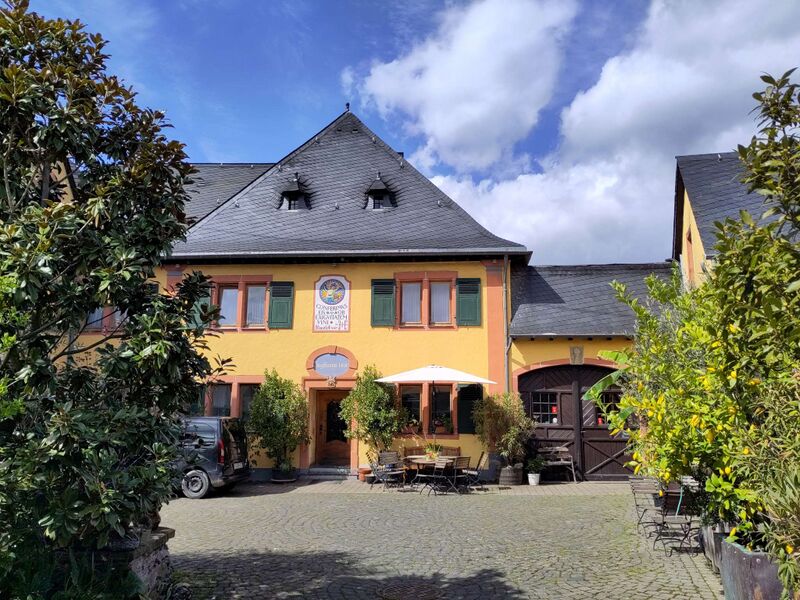 File:20230411StaffelterHof03-2048.jpg