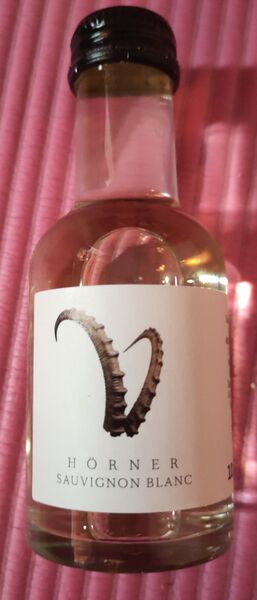 File:20241201SteinbockSauvignonBlanc2023HörnerFront.jpg