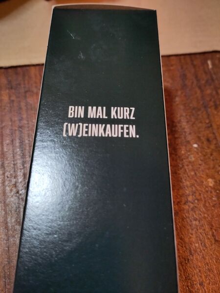 File:20221207GuerrillaWineLaResistanciaEsInútilGarnachaAmphoreBoxGerman.jpg