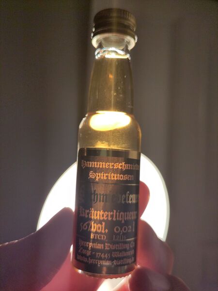 File:20231225SchmiedefeuerKräuterliqueurHercynianDistillingBacklit.jpg