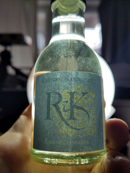 File:20251218Rieslingfeinherb2024ReichsgrafVonKesselstattBacklit-2048.jpg