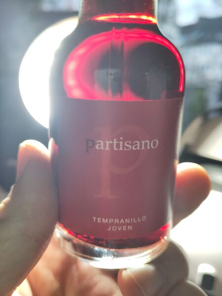 File:20241202PartisanoTempranilloJoven2023BodegasMásQueVinosBacklit1.jpg