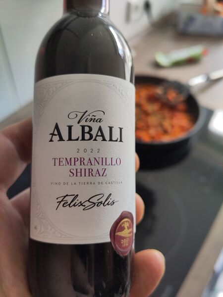 File:20240810TempranilloShiraz2022ViñaAlbaliFront.jpg