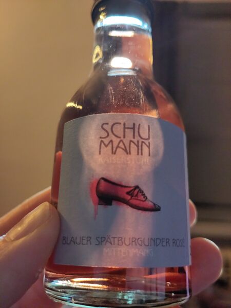 File:20231215BlauerSpätburgunderRosé2022SchumannKaiserstuhlBacklit.jpg