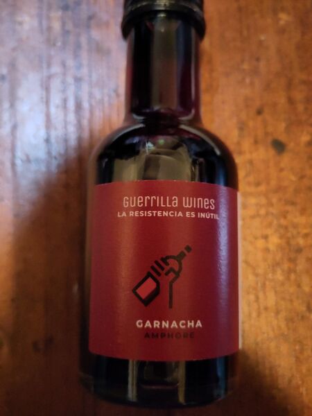 File:20221207GuerrillaWineLaResistanciaEsInútilGarnachaAmphoreFront.jpg