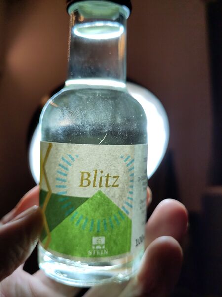 File:20231206BlitzSilvaner2022SteinBacklit.jpg