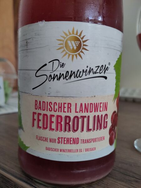 File:20240928DieSonnenwinzerBadischerLandweinFederrotlingNoVintageBadischerWinzerkellerFront.jpg