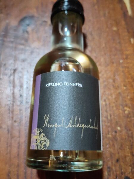 File:20231221RieslingFeinherb2022HildegardishofFront.jpg