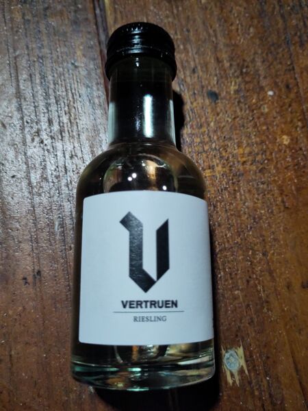 File:20221208VertruenRiesling2021Front1.jpg