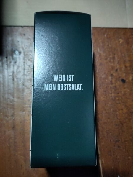 File:20221215ShirazCabernetJBBoxGerman.jpg
