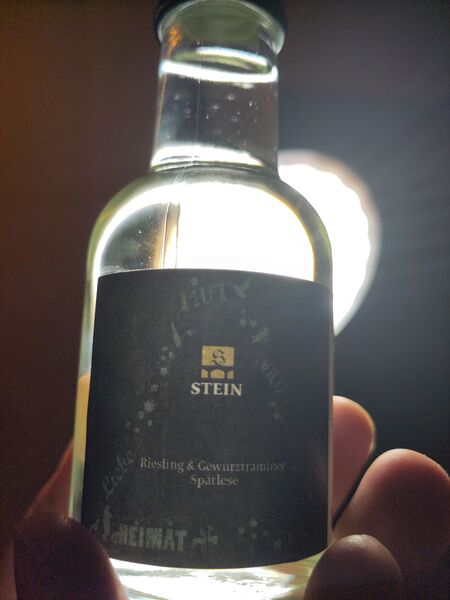 File:20231222Riesling&Gewürztraminer2022SteinBacklit.jpg