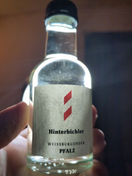 File:20231222WeissburgunderNoVintageHinterbichlerBacklit.jpg