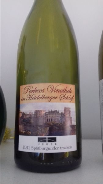 File:PinotNoir2011PerkeosVinothekImHeidelbergerSchloss.jpg